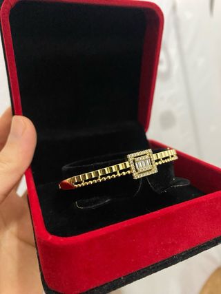 Pulsera dorada con diseño cuadrado