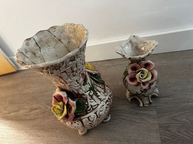 Coppia vasi antichi decorati fiori