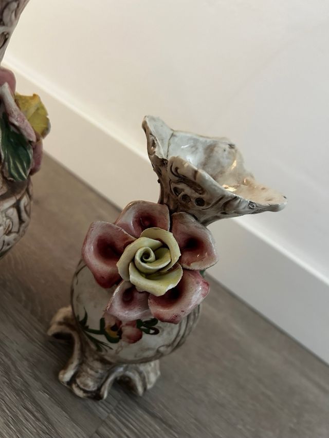 Coppia vasi antichi decorati fiori