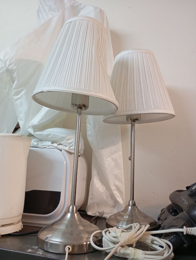 2 Lámparas de Mesa Plateadas y Blancas