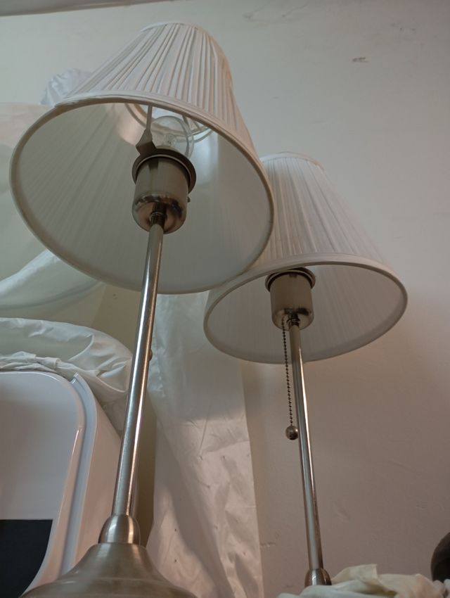 2 Lámparas de Mesa Plateadas y Blancas