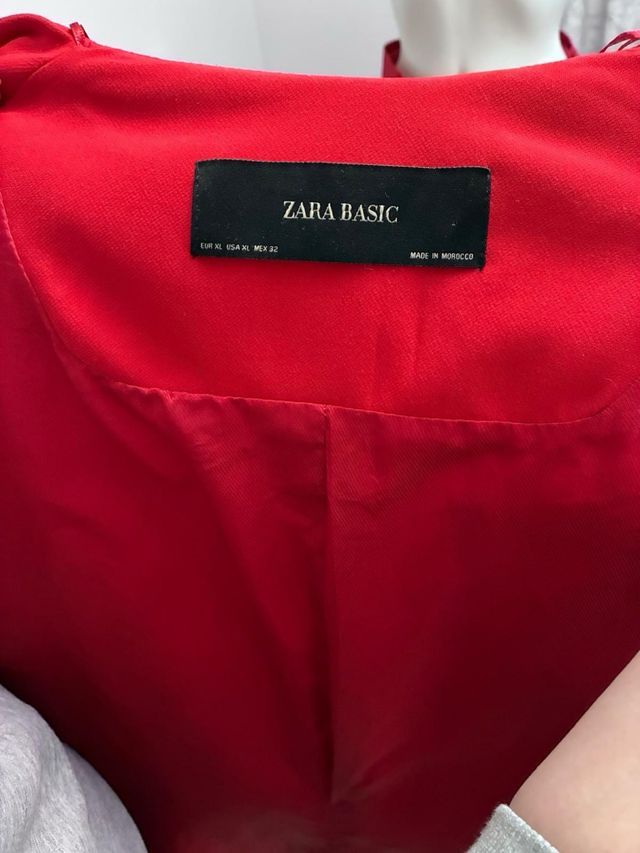 Traje chaqueta (XL) y pantalón (L) rojo Zara.