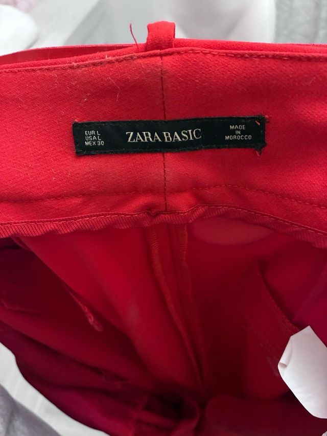 Traje chaqueta (XL) y pantalón (L) rojo Zara.