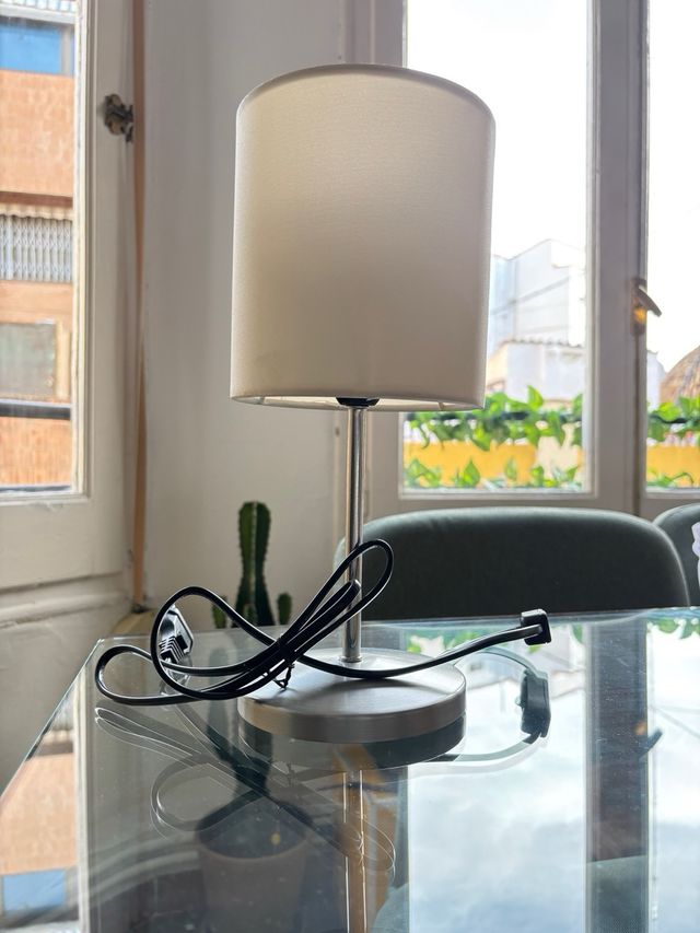 Lamparita de noche IKEA beige y gris