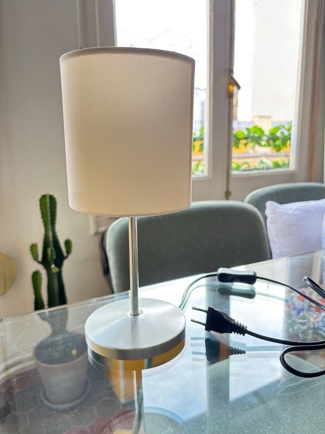 Lamparita de noche IKEA beige y gris