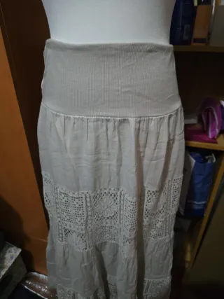 Falda larga beige  con encaje