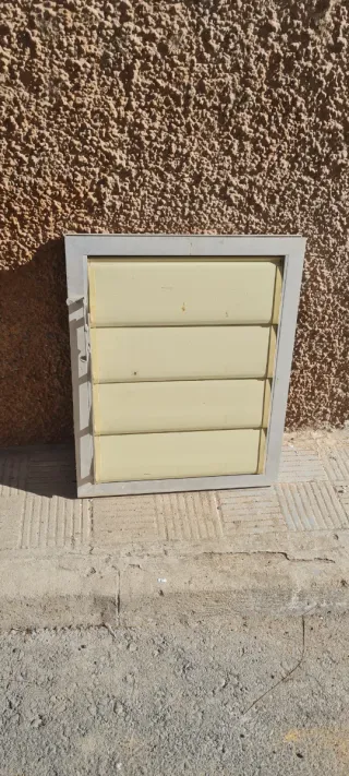 Ventana aluminio y PVC con lamas