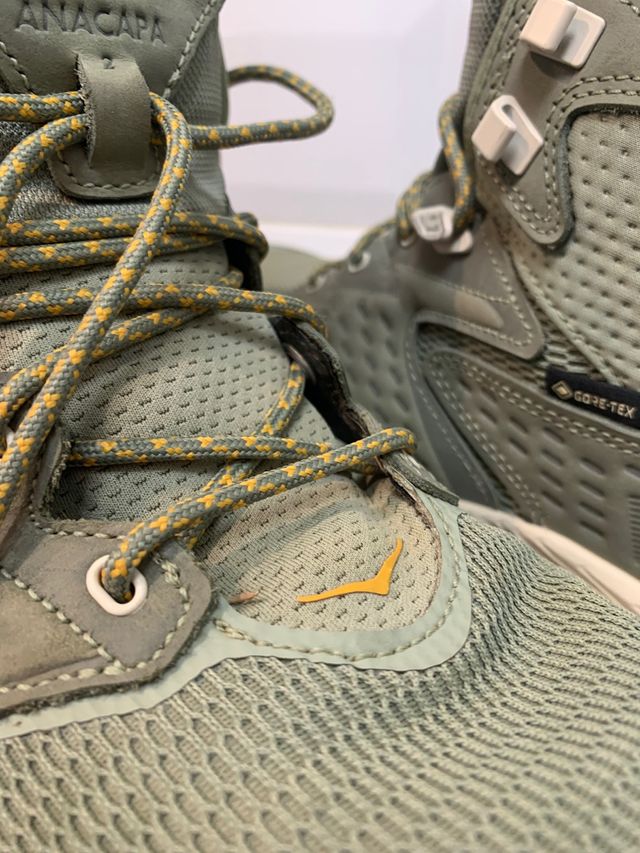 Botas de monte Hoka verdes