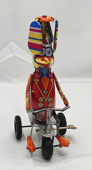 Anatra di latta a molla su triciclo