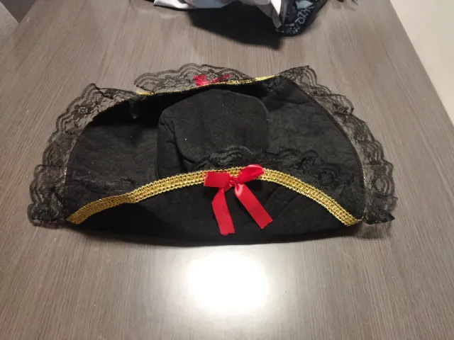 Sombrero pirata mujer negro y dorado.