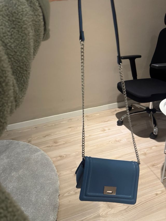 Bolso azul con cierre metálico