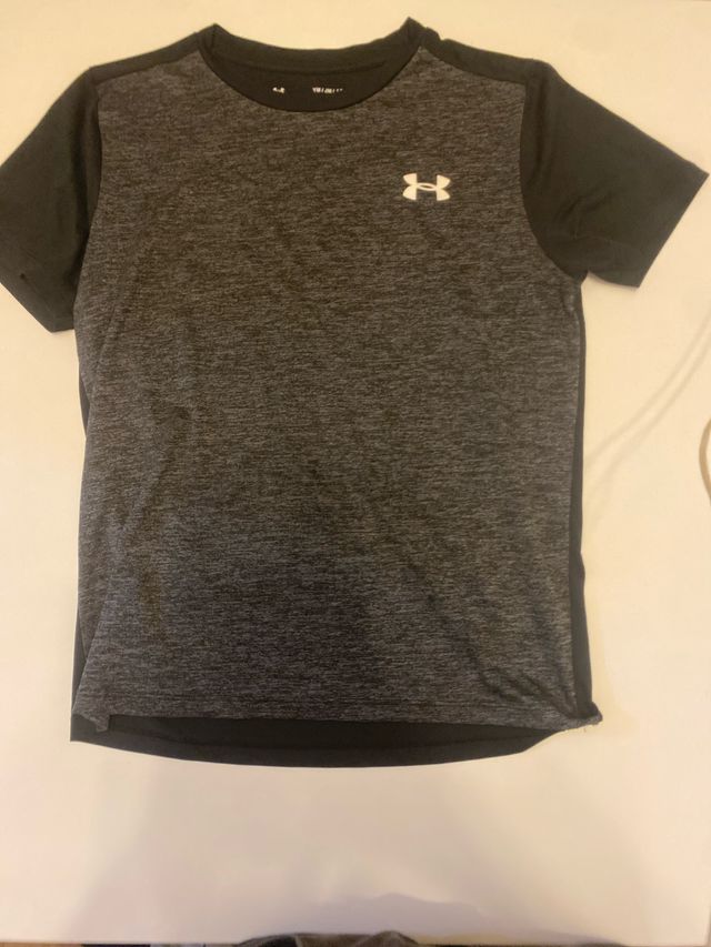 Camiseta Under Armour gris y negra