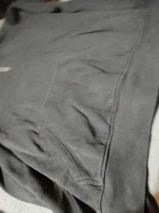 Sudadera gris con capucha