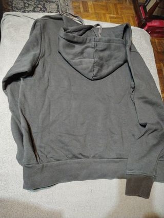 Sudadera gris con capucha