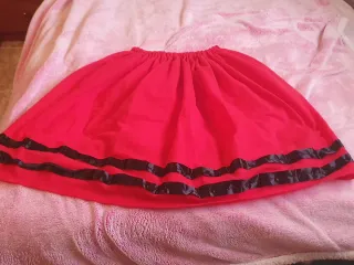 Falda de disfraz roja con cintas negras