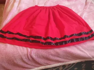 Falda de disfraz roja con cintas negras
