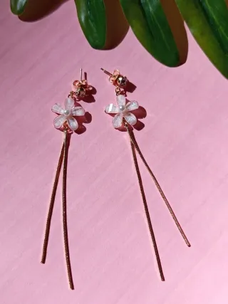 Pendientes Largos Flor Nácar Cadenas - CHAPADO ORO