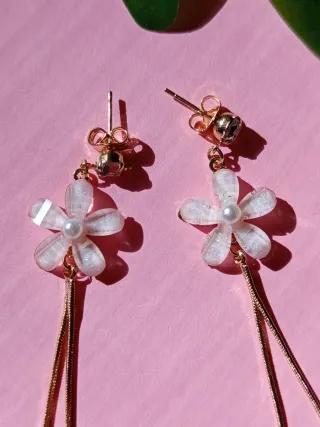 Pendientes Largos Flor Nácar Cadenas - CHAPADO ORO