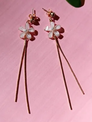 Pendientes Largos Flor Nácar Cadenas - CHAPADO ORO