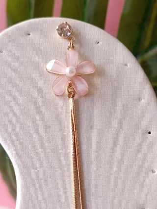 Pendientes Largos Flor Nácar Cadenas - CHAPADO ORO