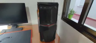 Ordenador de sobremesa negro y plateado