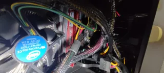 Ordenador de sobremesa negro y plateado