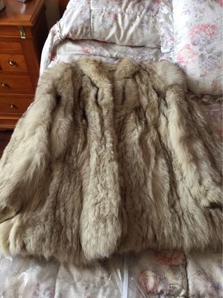 Chaquetón de piel beige y gris marca desconocida