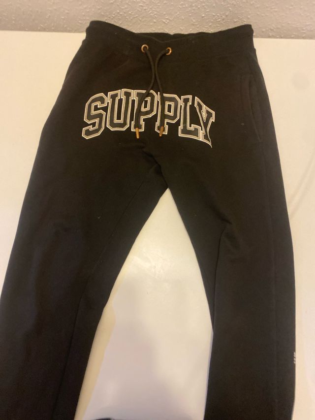 Pantalones Supply & Demand negros