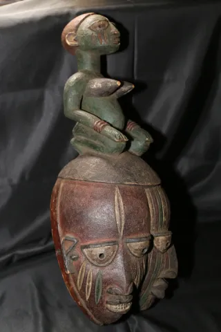Gran máscara Yoruba de Nigeria con figura femenina