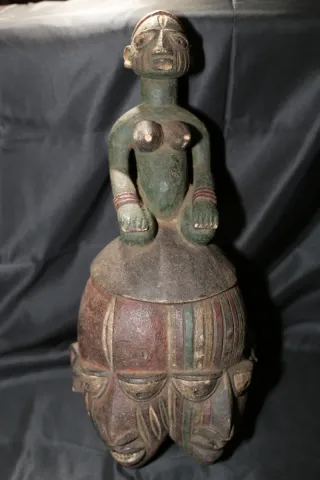 Gran máscara Yoruba de Nigeria con figura femenina