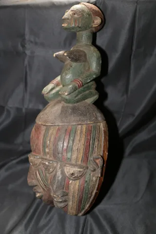 Gran máscara Yoruba de Nigeria con figura femenina