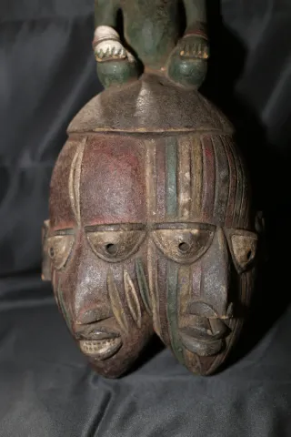 Gran máscara Yoruba de Nigeria con figura femenina