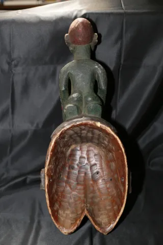 Gran máscara Yoruba de Nigeria con figura femenina
