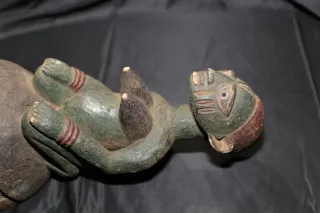 Gran máscara Yoruba de Nigeria con figura femenina