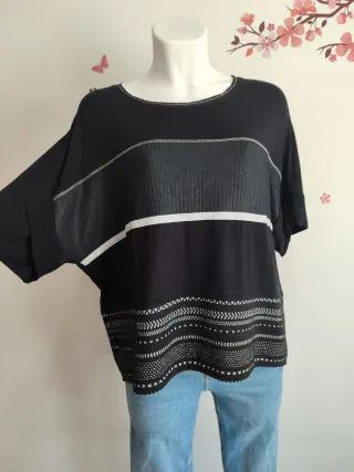 Blusa negra con detalles blancos