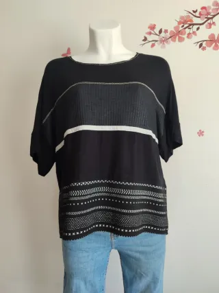 Blusa negra con detalles blancos