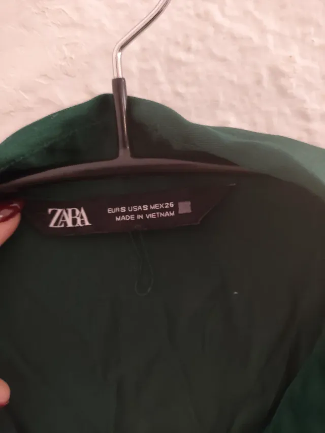 Vestido Zara verde esmeralda con volantes
