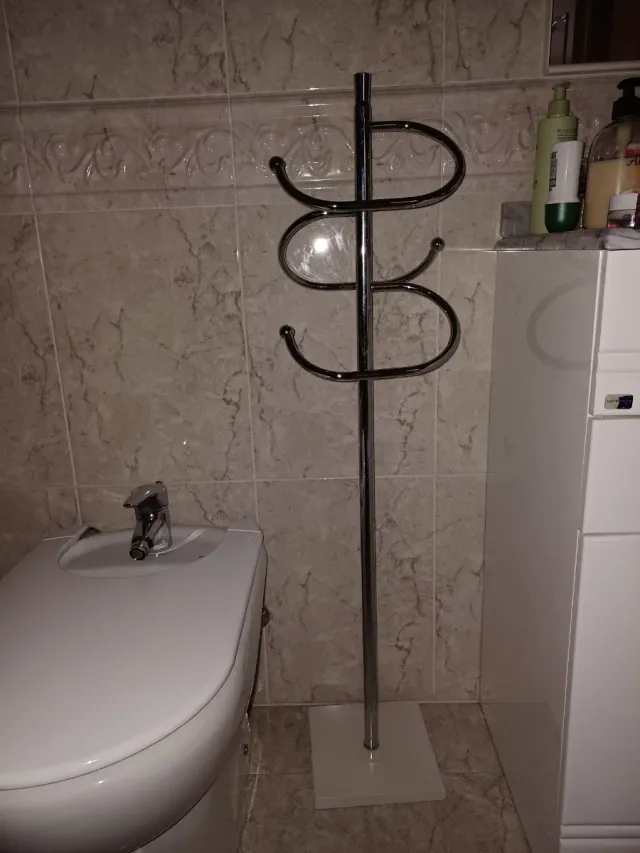 Toallero de pie plateado y blanco