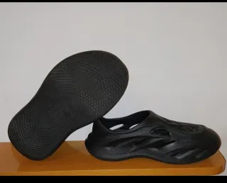 Zapatillas Negras estilo foam sin marca