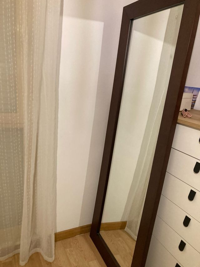 Espejo grande de madera y cristal