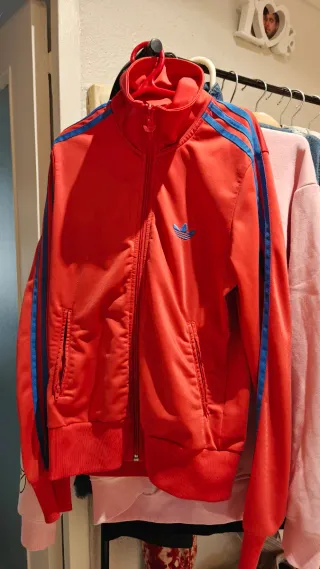 Chaqueta chándal Adidas roja y azul