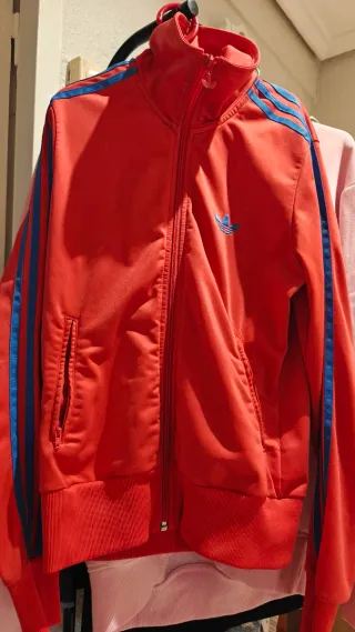 Chaqueta chándal Adidas roja y azul