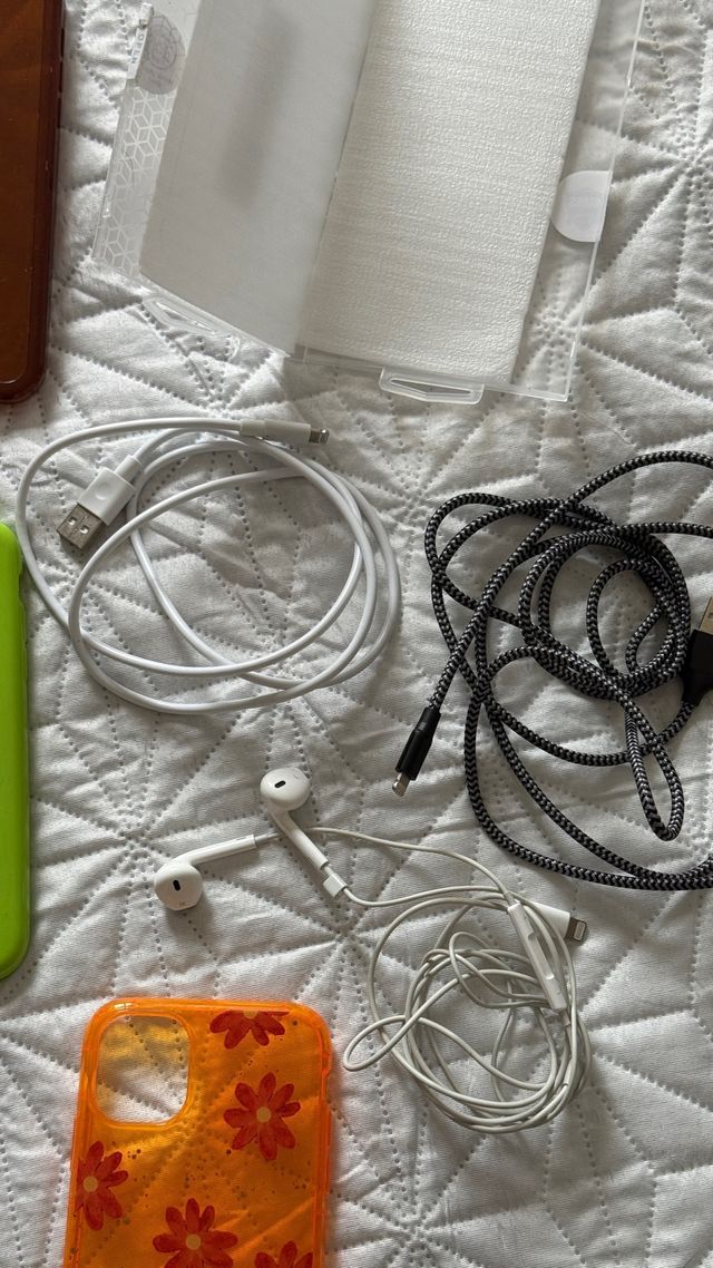 Pack Fundas + Cables + Auriculares iPhone 11