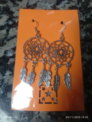 Pendientes atrapasueños con plumas