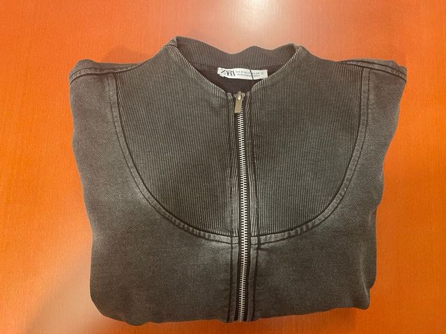 Sudadera Zara cremallera manga ancha gris