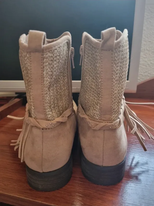 Botin Sfera Beige con Adorno Trenzado