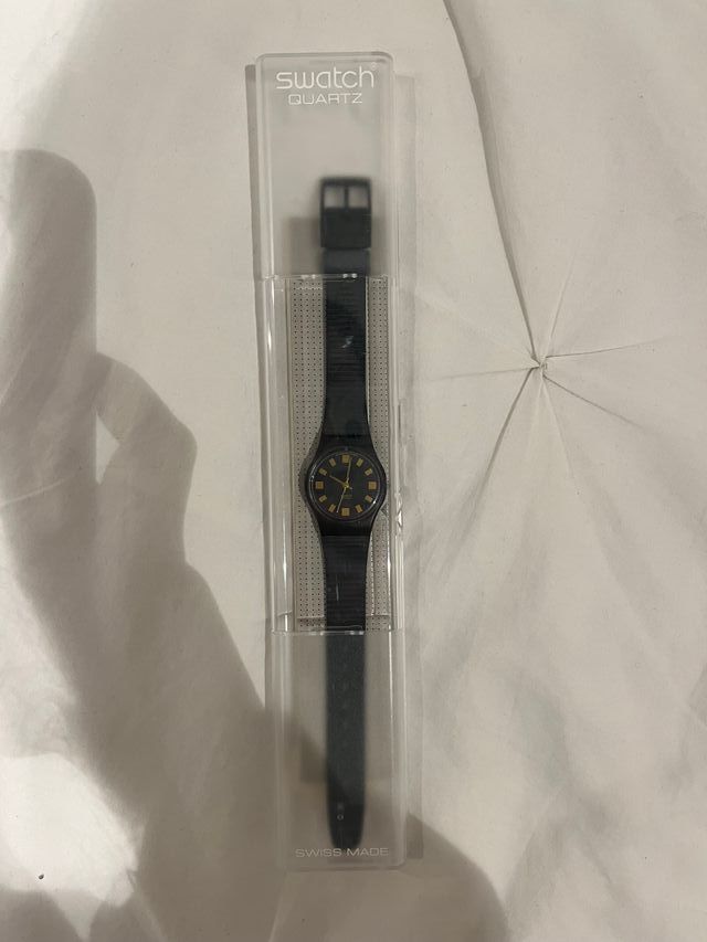 Reloj Swatch Quartz Negro y Dorado