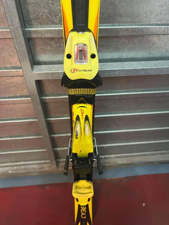 Esquís HEAD negros y amarillos