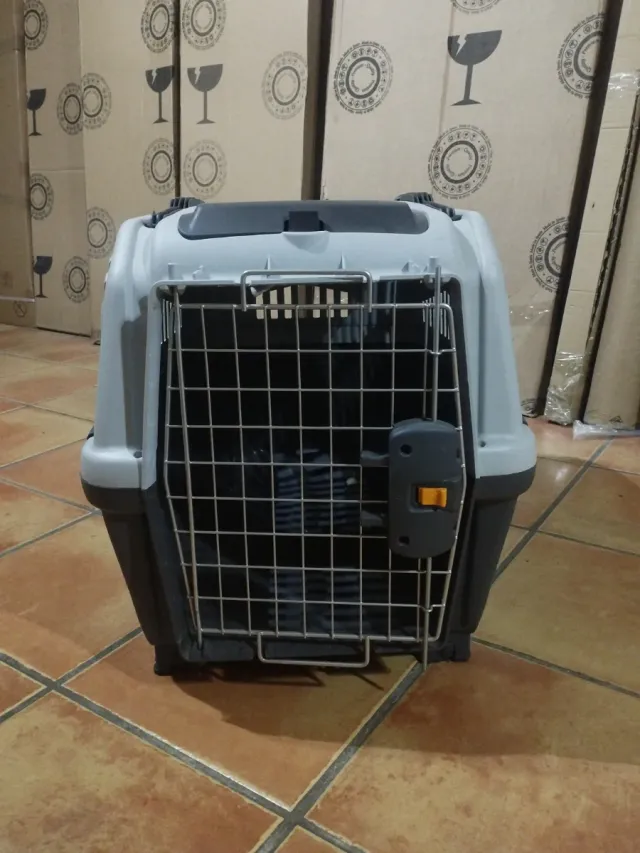 Transportín gris y negro