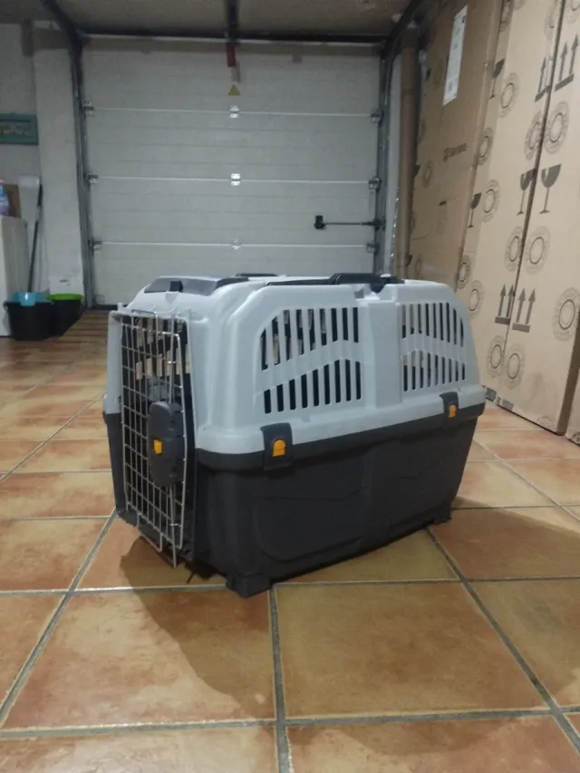 Transportín gris y negro